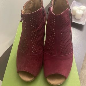 Earth burgundy wedge sandals